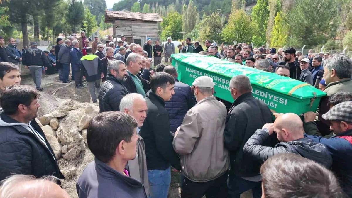 Soma’daki maden kazasında hayatını kaybeden Denizlili madenci Halit Ersay’ın Çameli ilçesinde düzenlenen cenaze törenind