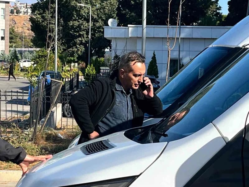 Ağabeyi İsa Olcay'ın acı haberini alarak Antalya'dan İzmir'e gelen Yüksel Olcay, Adli Tıp Kurumu önünde cenazesini bekle