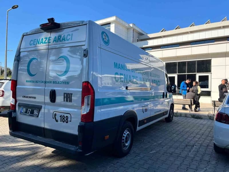 Manisa'nın Soma ilçesindeki maden faciasında hayatını kaybeden 5 işçinin cenazeleri, İzmir Adli Tıp Kurumu'ndaki otopsi