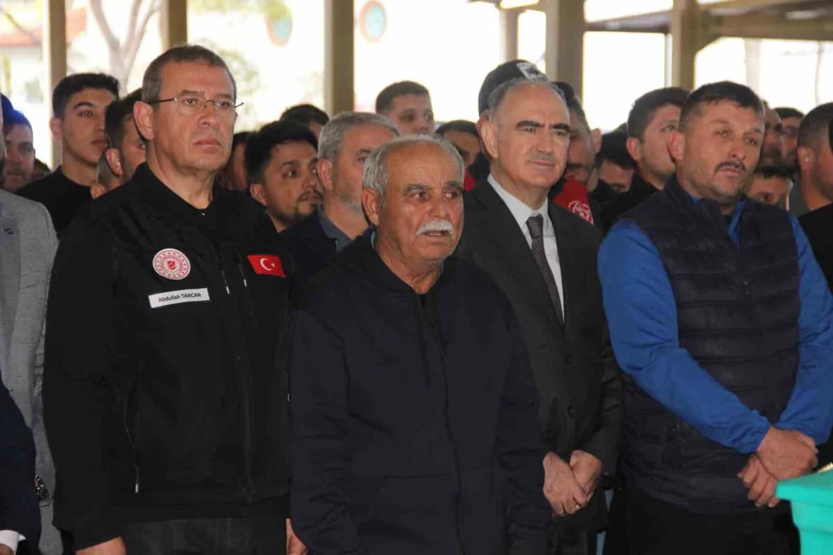 Ömer Karakaya'nın babası Yusuf Karakaya (Soldan 2.) ayakta durmakta zorluk çekerken taziyeleri oğlunun tabutu başında ka