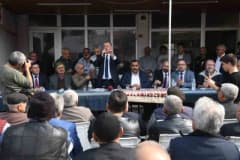 Spil Mahallesi sakinleri Yunusemre Belediye Başkanı Semih Balaban’a doğalgaz teşekkürü toplantısında