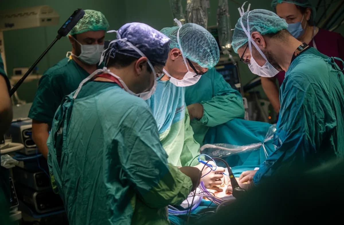 Hacettepe Üniversitesi Hastanesi’nde anne karnında spina bifida tanılı bebeklere cerrahi müdahale yapılırken uzman ekip