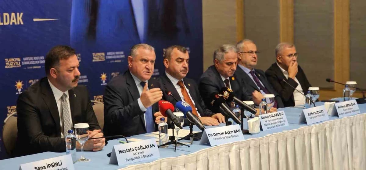 Gençlik ve Spor Bakanı Osman Aşkın Bak, Zonguldak'ta basın toplantısında konuşuyor
