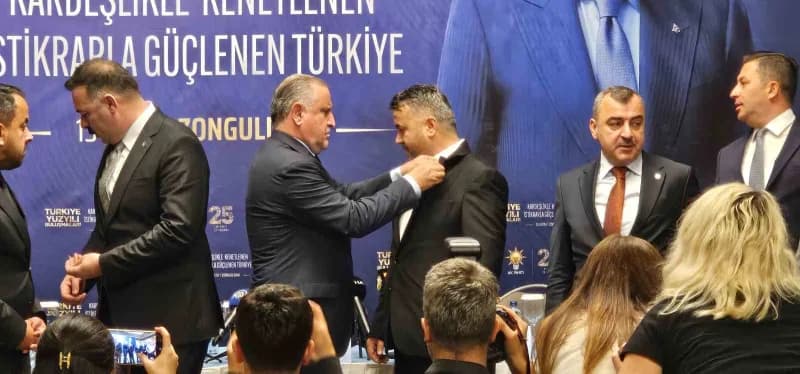 Konuşmaların ardından Bakan Bak, programa katılan farklı partiden katılımcılara rozet takdiminde bulundu.