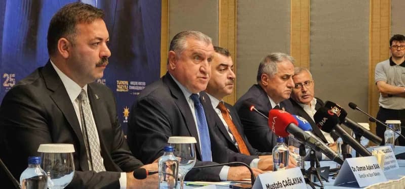 Burada konuşan Bakan Bak, "Terörsüz Türkiye sürecine ve gençliğin bu süreçteki rolüne ilişkin değerlendirmelerde bulundu