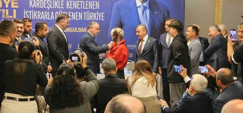 Konuşmaların ardından Bakan Bak, programa katılan farklı partiden katılımcılara rozet takdiminde bulundu.