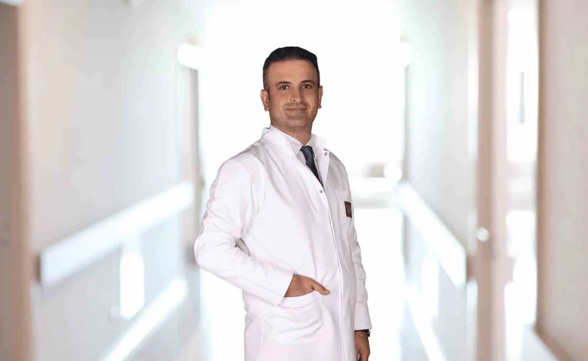 Sporcu dizini tutarak diz yaralanması sonrası tedavi sürecini simgeliyor