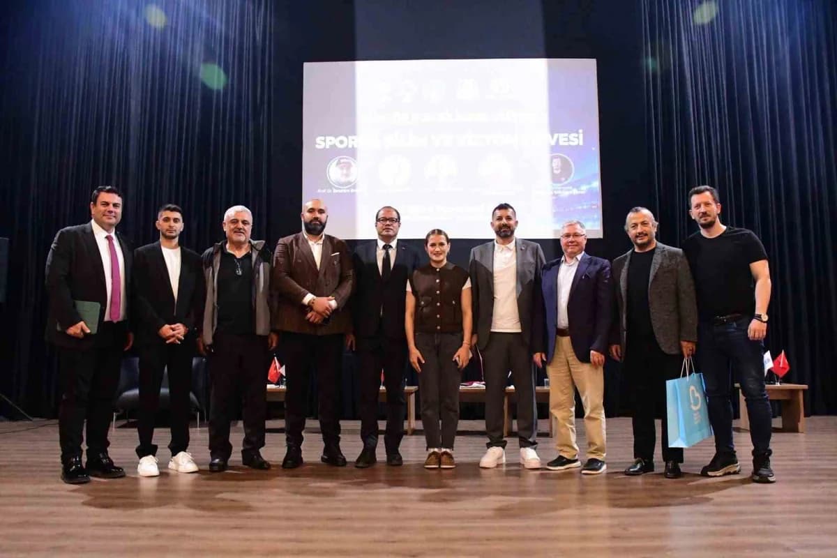 Balıkesir'de Salih Tozan Kültür ve Sanat Merkezi'nde düzenlenen Sporda Bilim ve Vizyon Zirvesi panelinden genç sporcular