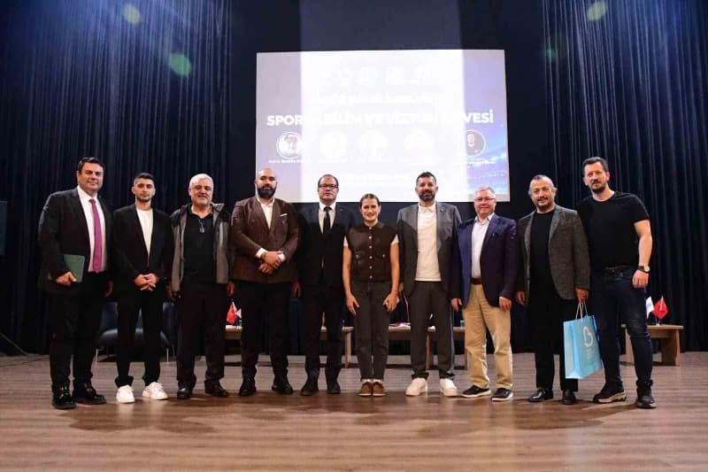 Balıkesir'de Salih Tozan Kültür ve Sanat Merkezi'nde düzenlenen Sporda Bilim ve Vizyon Zirvesi panelinden genç sporcular