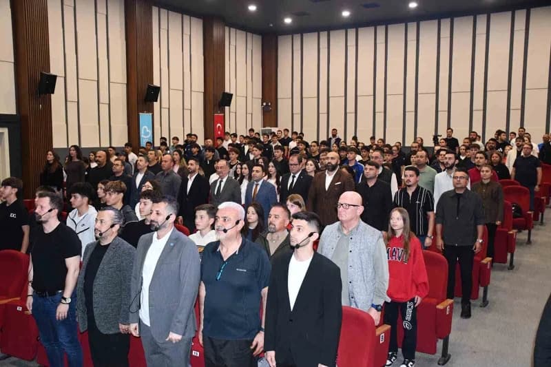 Genç sporcuların yoğun ilgi gösterdiği panele; vali Yardımcısı Eyüp Kaykaç, Balıkesir ASKF Başkanı Metin Mengüç, Balıkes