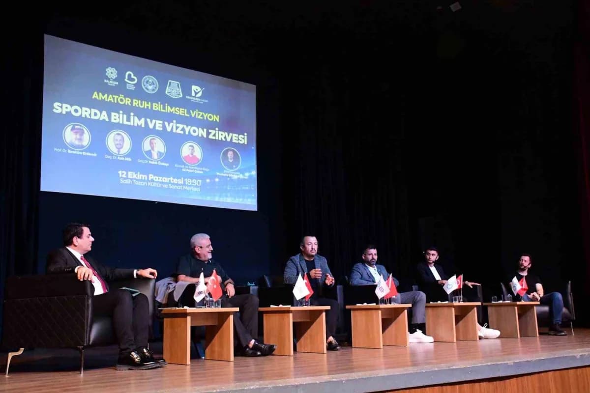 Sporda Bilim ve Vizyon Zirvesi panelinde Prof. Dr. İbrahim Erdemir, Doç. Dr. Nahit Özdayı, Doç. Dr. Aziz Atik, Kuvvet ve