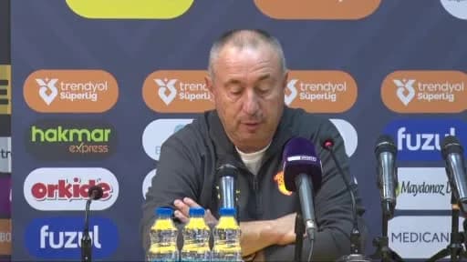 Stanimir Stoilov maç sonrası basın açıklaması yaparken