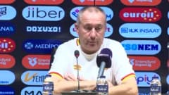 Göztepe Teknik Direktörü Stanimir Stoilov basın toplantısında açıklama yapıyor
