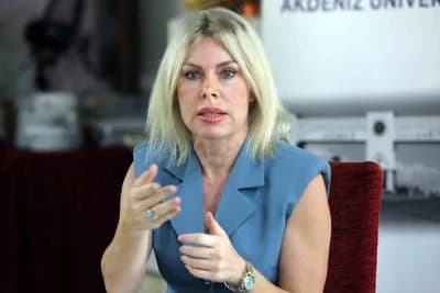 Akdeniz Üniversitesi Rektörü Prof. Dr. Özlenen Özkan su tasarrufu çağrısı yaparken konuşma yapıyor