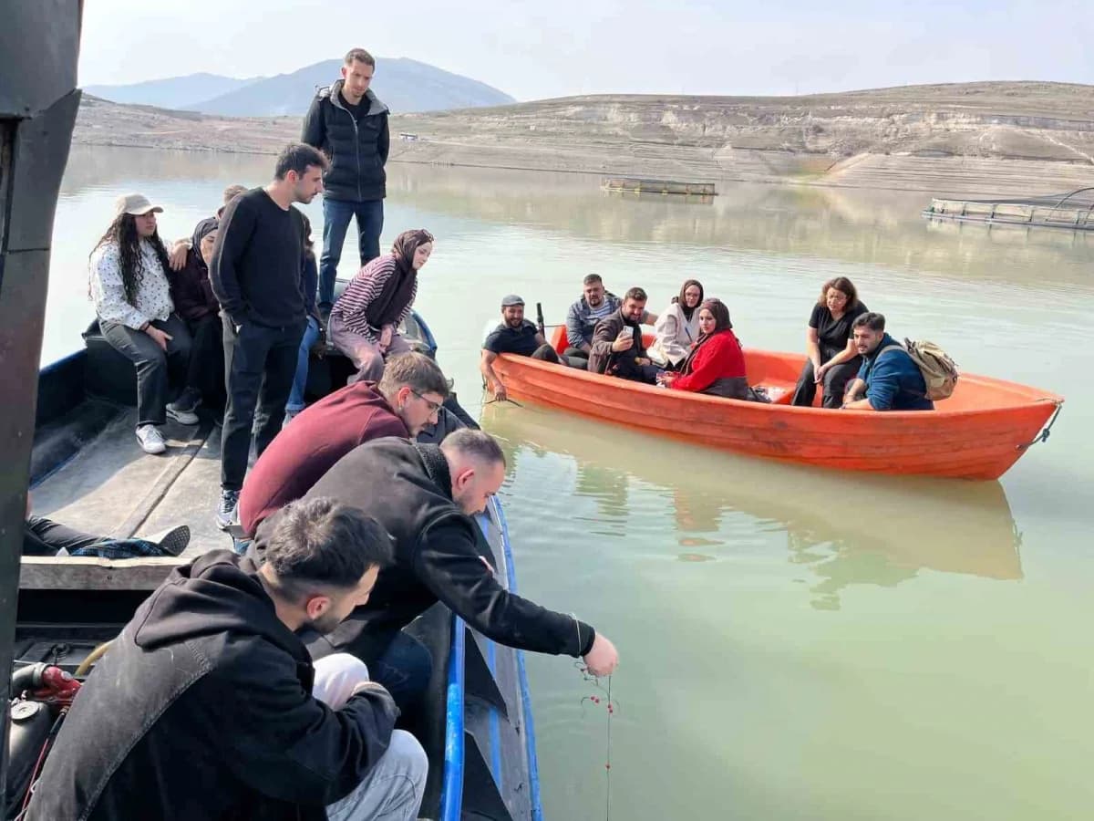 Su Ürünleri Fakültesi öğrencileri Demirören Barajı’nda saha çalışması yaparken