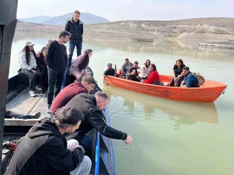 Su Ürünleri Fakültesi öğrencileri Demirören Barajı’nda saha çalışması yaparken