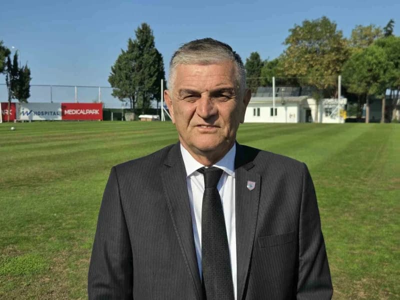 Samsunspor Basın Sözcüsü Suat Çakır Nuri Asan Tesisleri'nde açıklama yapıyor
