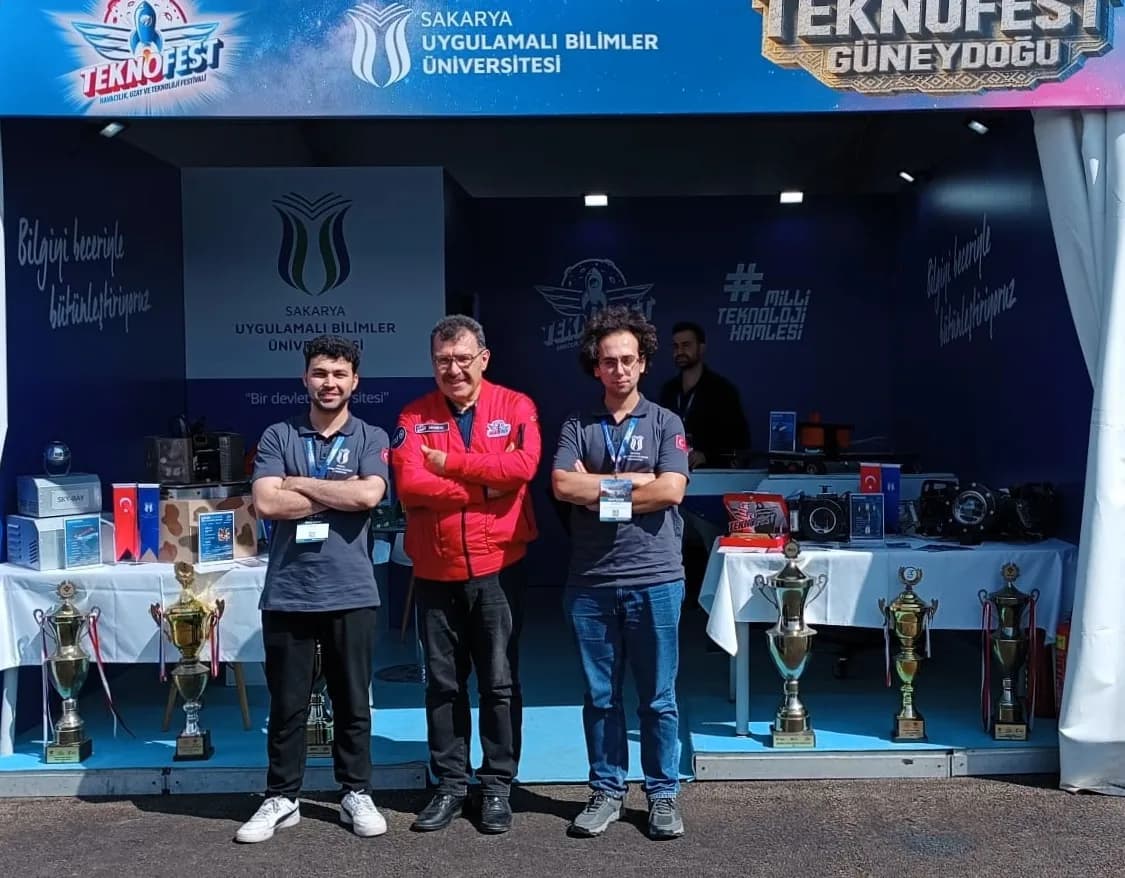 SUBÜ, Şanlıurfa’da ‘Teknofest Güneydoğu’ adıyla düzenlenen Teknofest 2026 finallerinde 4 farklı kategoride 8 takımla yar