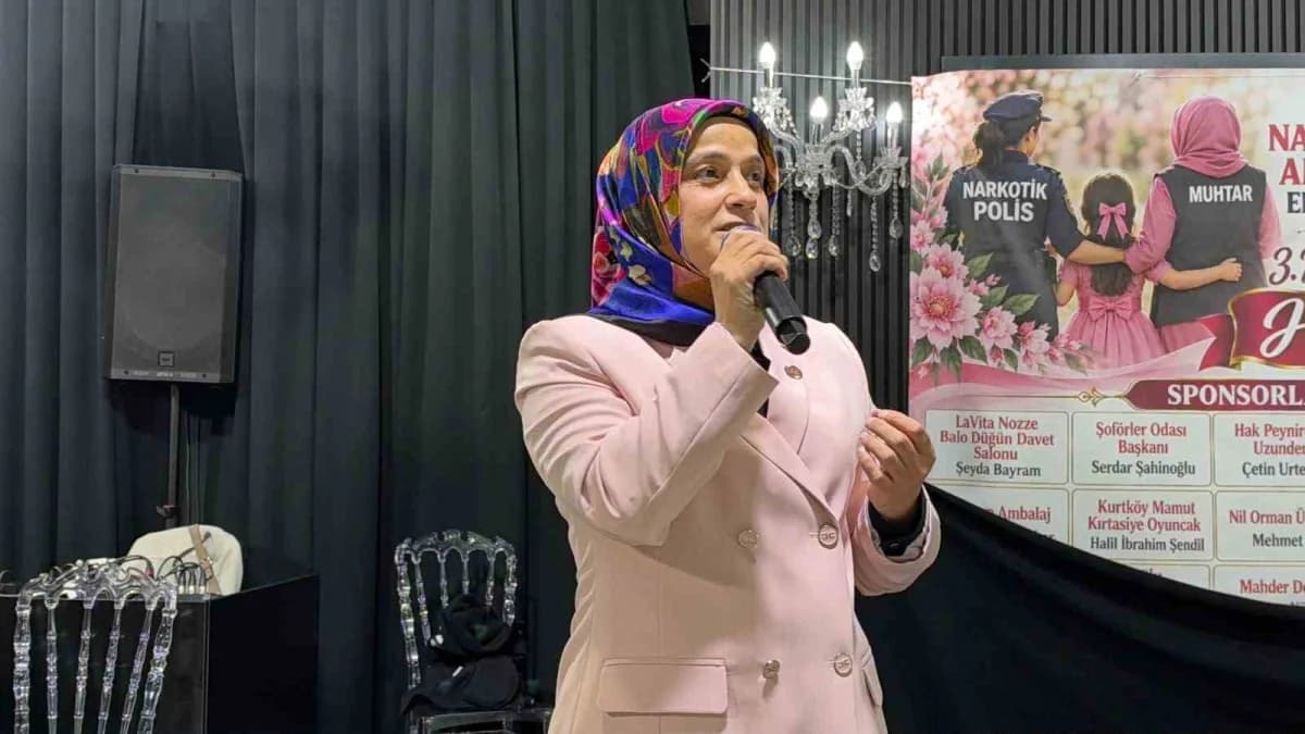 Mecidiye Mahallesi Muhtarı Hatice Türkeri konuşma yaptı