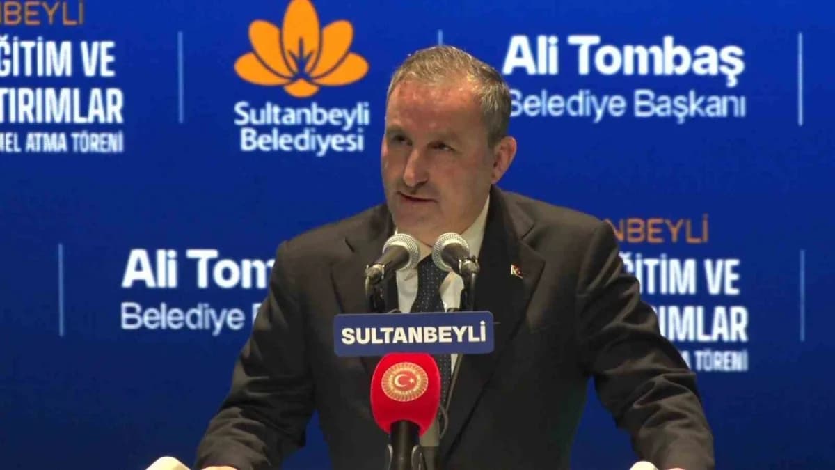 Sultanbeyli Belediye Başkanı Ali Tombaş toplu açılış ve temel atma töreninde konuşma yapıyor