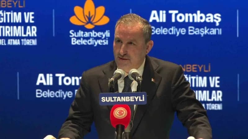 Sultanbeyli Belediye Başkanı Ali Tombaş toplu açılış ve temel atma töreninde konuşma yapıyor