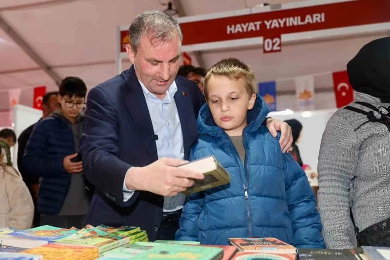 102 yayınevi ve 70 yazarın yer aldığı fuara 7'den 70'e ilgi yoğundu.