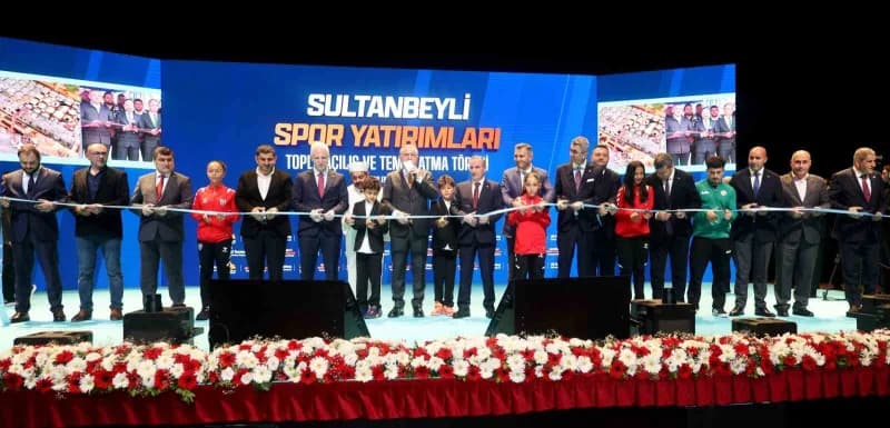 Sultanbeyli’de toplu spor tesisleri açılış ve temel atma töreninden protokol üyeleri ve sporcuların katılımıyla görüntü
