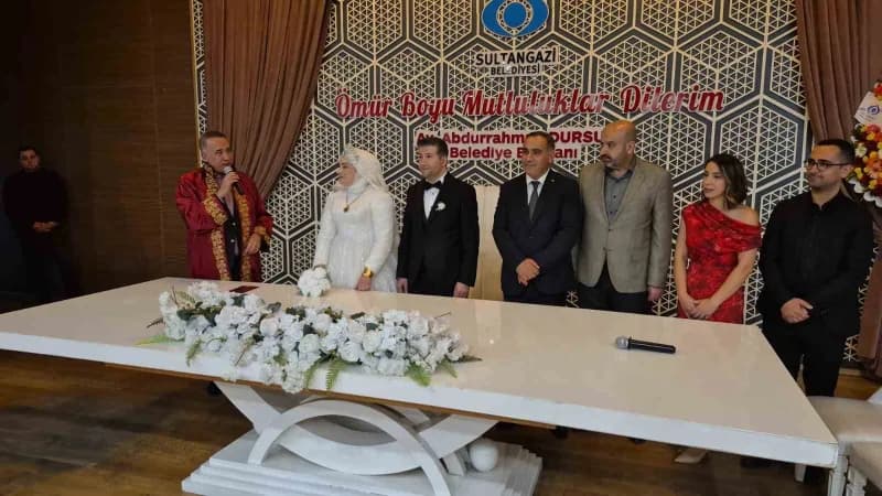 Sultangazi Belediye Başkanı Abdurrahman Dursun, hafta sonu Kader Gül ve Recep Tokmak çiftinin nikah merasimine katıldı.