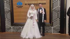 Sultangazi Belediye Başkanı Abdurrahman Dursun genç çiftin nikah töreninde evlilik cüzdanını geline verirken