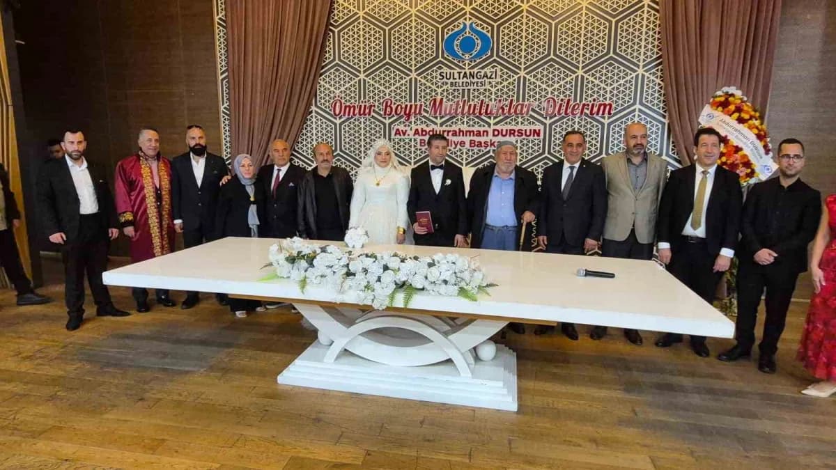 Sultangazi Belediye Başkanı Abdurrahman Dursun, hafta sonu Kader Gül ve Recep Tokmak çiftinin nikah merasimine katıldı.