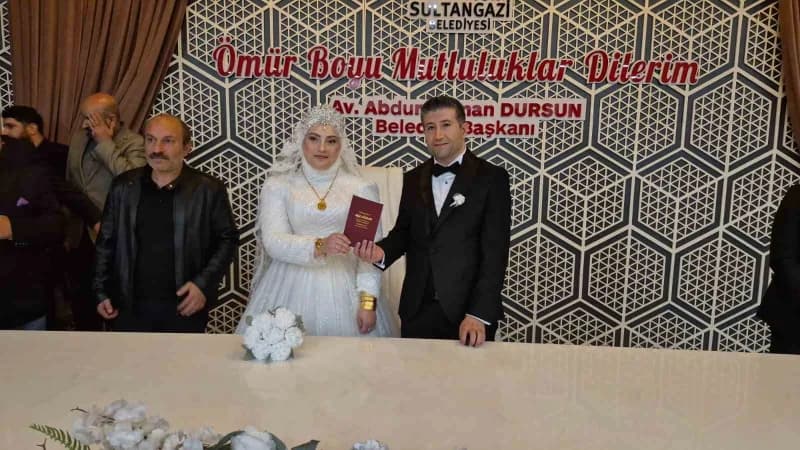 Sultangazi Belediye Başkanı Abdurrahman Dursun, hafta sonu Kader Gül ve Recep Tokmak çiftinin nikah merasimine katıldı.