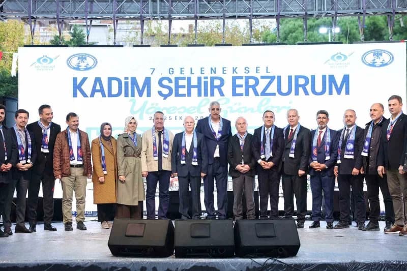 Sultangazi’de düzenlenen 7. Geleneksel Erzurum Yöresel Günleri etkinliğinde vatandaşlar yöresel lezz