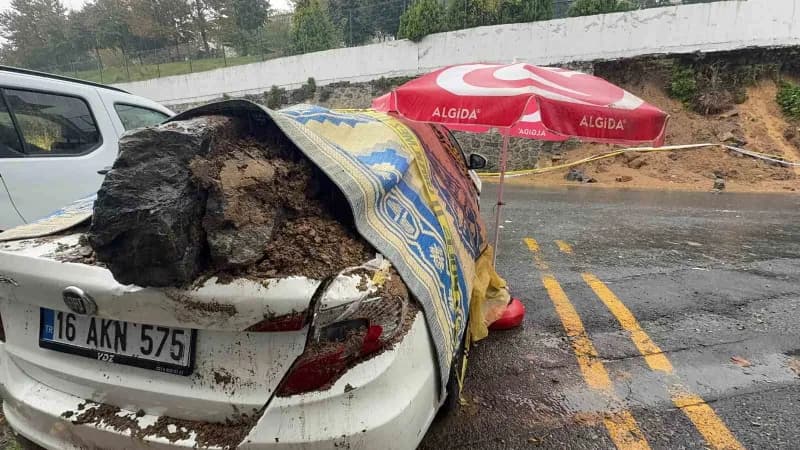 Sultangazi Küçük Sanayi Sitesi’nde çöken istinat duvarı ve altında kalan otomobilin görüntüsü