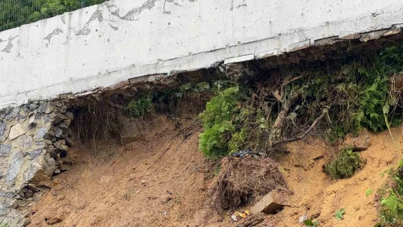 Sultangazi ilçesinde şiddetli sağanak yağışın ardından Küçük Sanayi Sitesi'nde bulunan İstinat duvarı çöktü