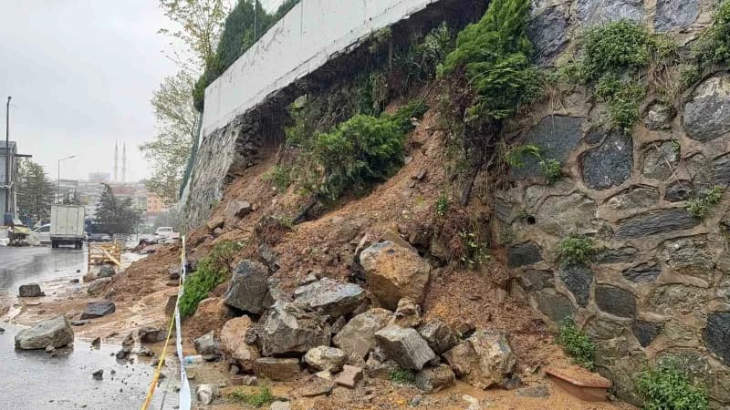 Sultangazi ilçesinde şiddetli sağanak yağışın ardından Küçük Sanayi Sitesi'nde bulunan İstinat duvarı çöktü