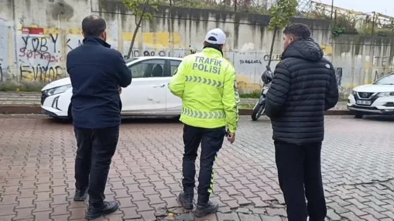 Sultangazi’de iddiaya göre içinde 4 kişinin bulunduğu kiralık otomobil, önce park halindeki bir mini