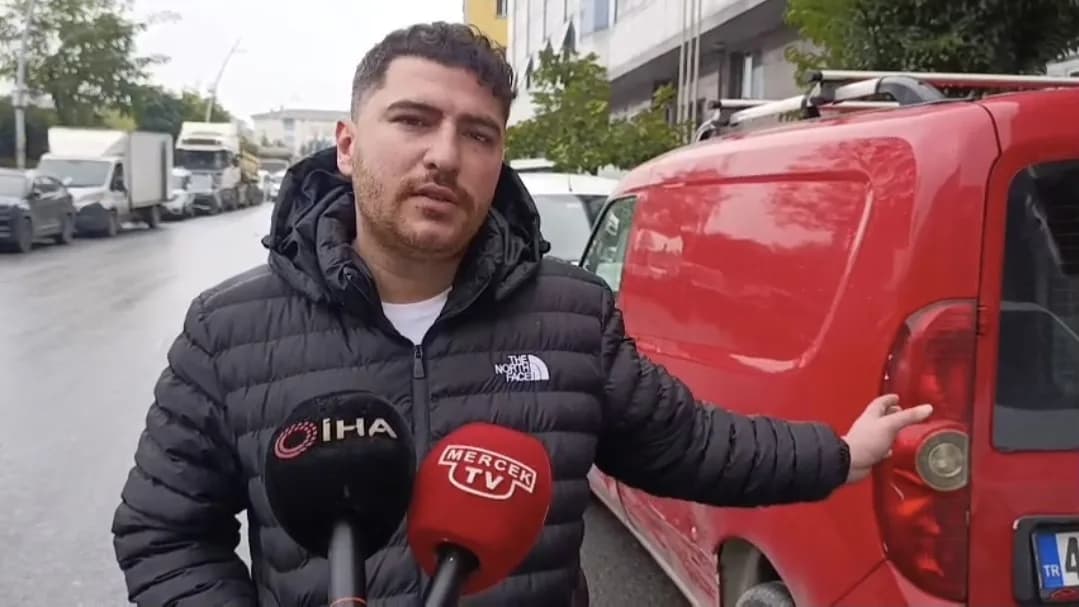 Sultangazi’de kiralık araçla park halindeki araçlara çarpma kazası sonrası terk edilen otomobil
