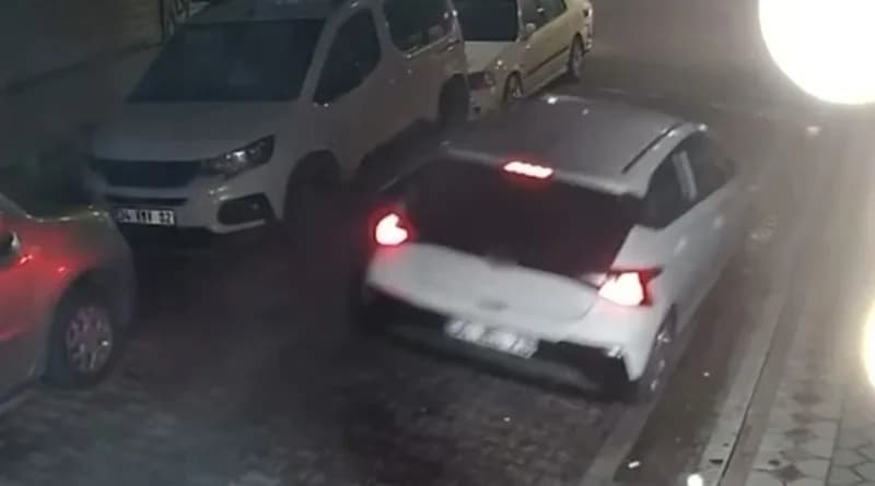 Sultangazi’de iddiaya göre içinde 4 kişinin bulunduğu kiralık otomobil, önce park halindeki bir mini