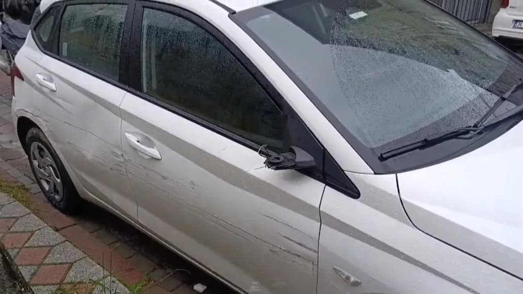 Sultangazi’de iddiaya göre içinde 4 kişinin bulunduğu kiralık otomobil, önce park halindeki bir mini