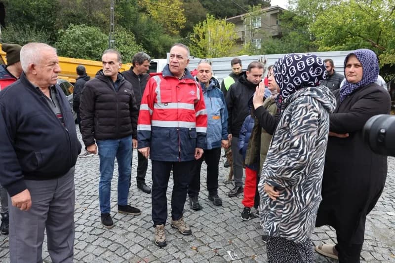 Sultangazi Belediyesi, İstanbul’u etkisi altına alan sağanak yağışla beraber ilçedeki çalışmalarını yoğunlaştırdı. Ekipl