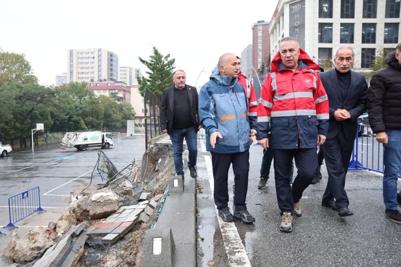 Sultangazi Belediyesi, İstanbul’u etkisi altına alan sağanak yağışla beraber ilçedeki çalışmalarını yoğunlaştırdı. Ekipl