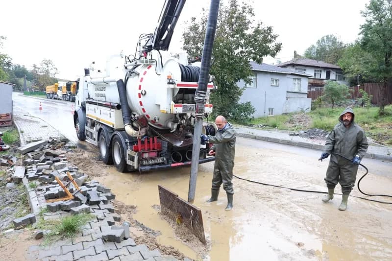 Sultangazi Belediyesi, İstanbul’u etkisi altına alan sağanak yağışla beraber ilçedeki çalışmalarını yoğunlaştırdı.