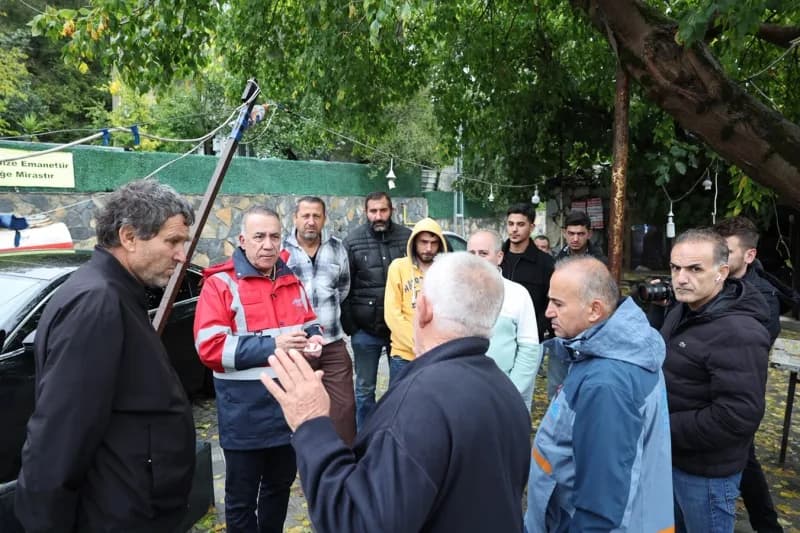 Sultangazi Belediyesi ekipleri sağanak yağış sonrası sahada iş makineleriyle çalışıyor