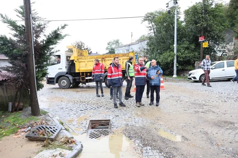 Sultangazi Belediyesi, İstanbul’u etkisi altına alan sağanak yağışla beraber ilçedeki çalışmalarını yoğunlaştırdı. Ekipl