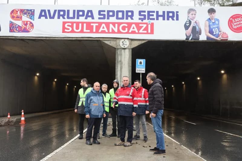 Sultangazi Belediyesi, İstanbul’u etkisi altına alan sağanak yağışla beraber ilçedeki çalışmalarını yoğunlaştırdı. Ekipl