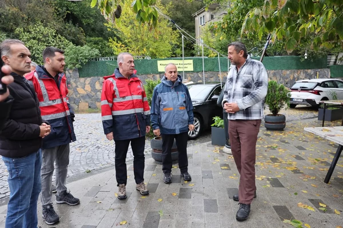 Sultangazi Belediyesi, İstanbul’u etkisi altına alan sağanak yağışla beraber ilçedeki çalışmalarını yoğunlaştırdı. Ekipl