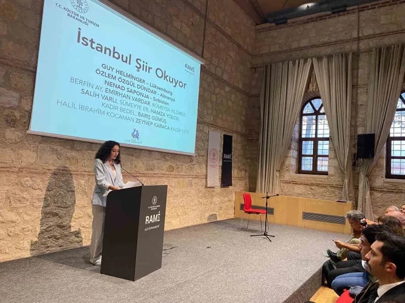 Sultangazi Yazı Akademisi genç şairleri 17. Uluslararası İstanbul Şiir ve Edebiyat Festivali’nde eserlerini seslendirirk