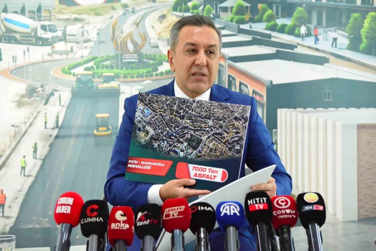 Sungurlu Belediye Başkanı Muhsin Dere, basın mensuplarıyla bir araya geldiği toplantıda, ilçede yürüttükleri proje ve ça