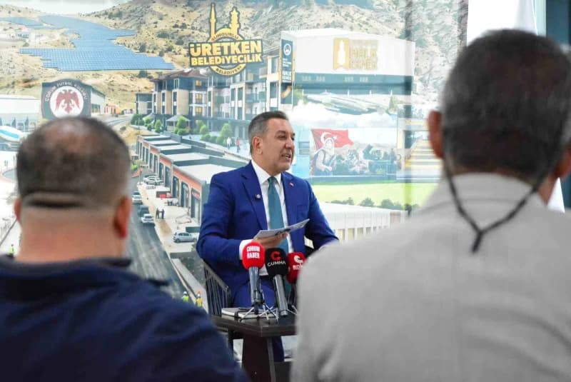 Çorum'un Sungurlu Belediye Başkanı Muhsin Dere, "Seçim vaadi olarak 20 projemizi açıklamıştık. 2,5 yılın sonunda bu 20 p