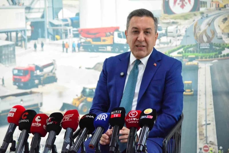Sungurlu Belediye Başkanı Muhsin Dere basın toplantısında projeleri anlatıyor
